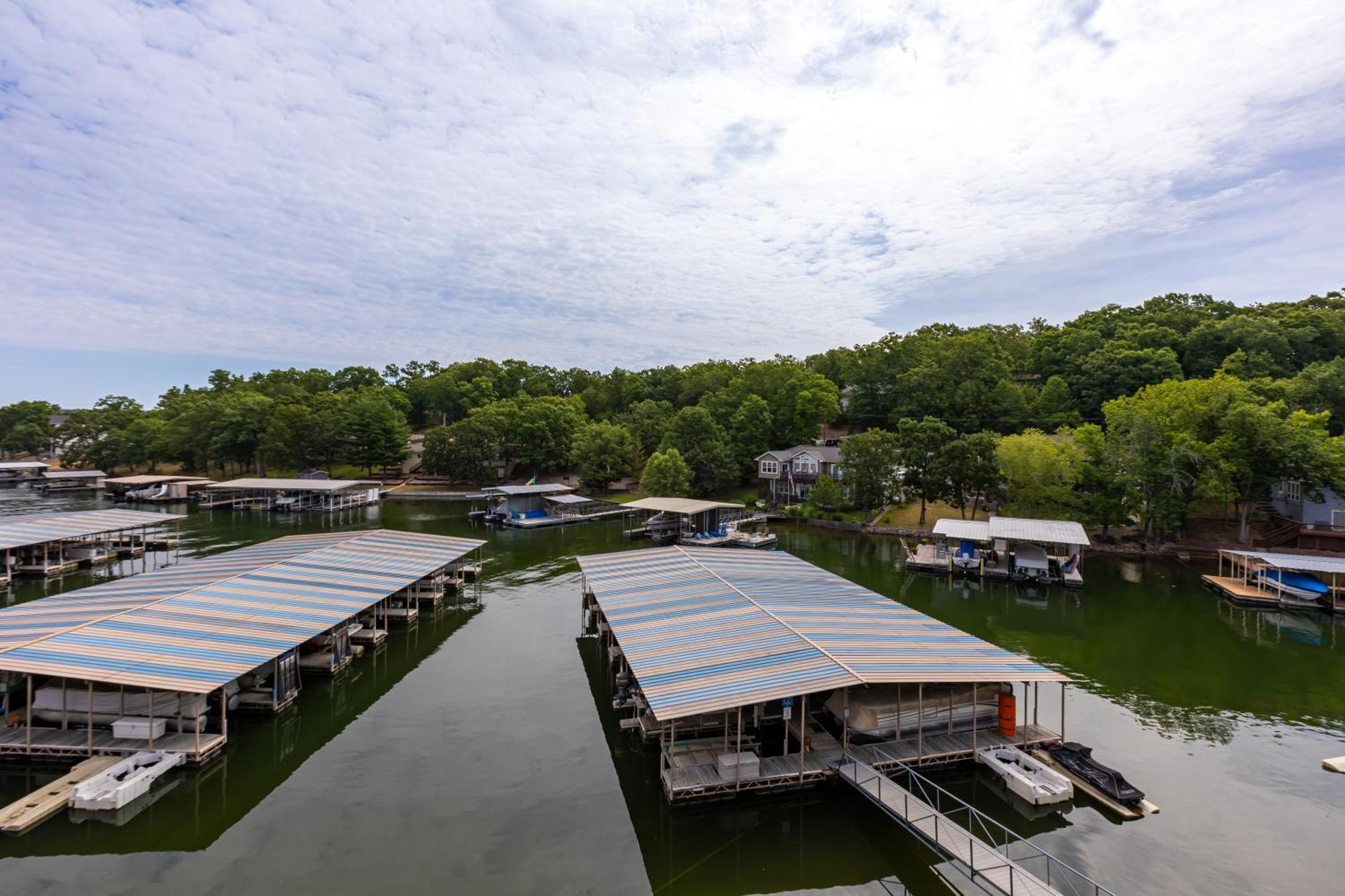 F Lakefront! Remodeled, Sleeps 4, Boat Slip, Patio, Wifi, Cable, Pool Osage Beach Exterior foto
